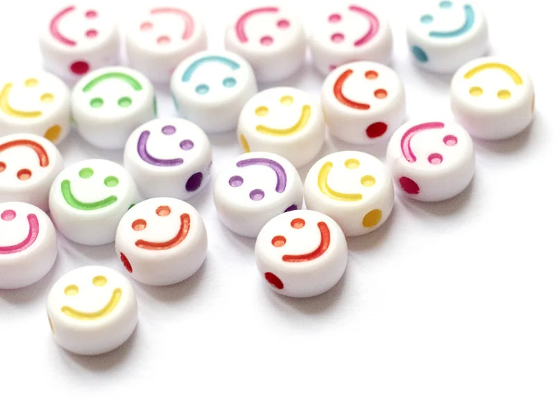 20 perles en plastique rondes symbole sourire - blanc et multicolore - 7 mm