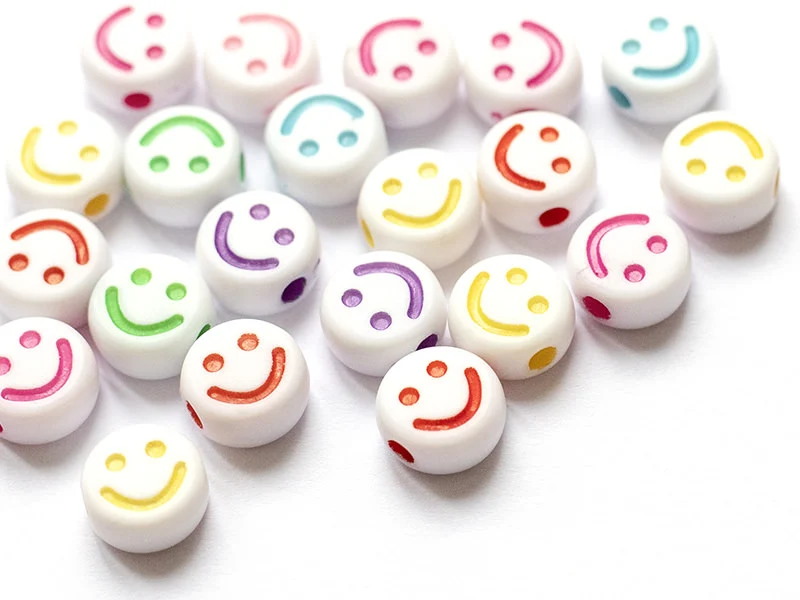 20 perles en plastique rondes symbole sourire - blanc et multicolore - 7 mm