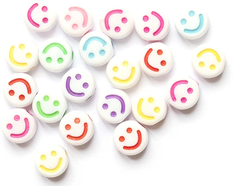 20 perles en plastique rondes symbole sourire - blanc et multicolore - 7 mm