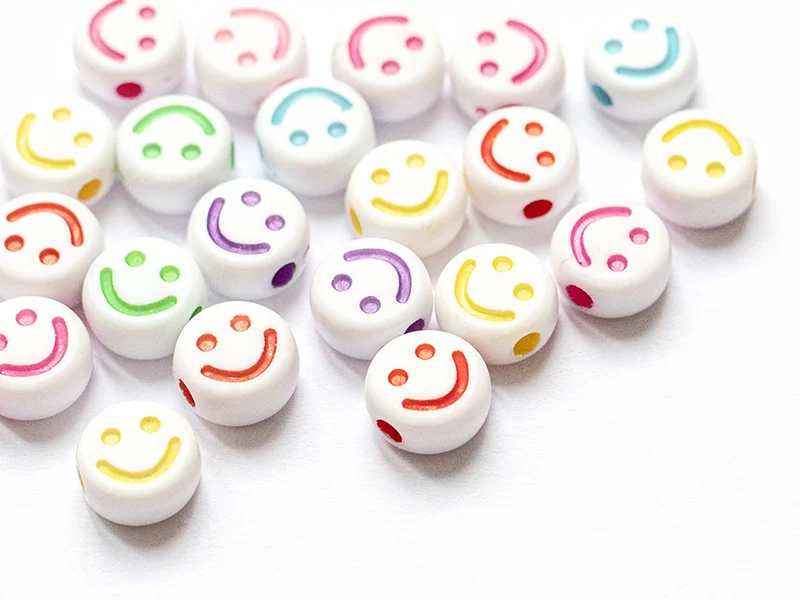 20 perles en plastique rondes symbole sourire - blanc et multicolore - 7 mm