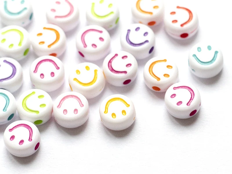 20 perles en plastique rondes symbole sourire - blanc et multicolore - 7 mm