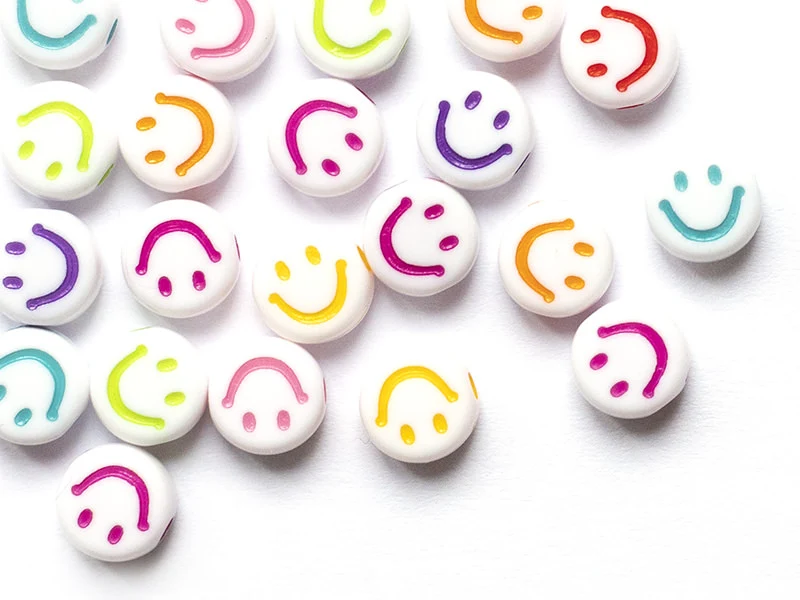 20 perles en plastique rondes symbole sourire - blanc et multicolore - 7 mm