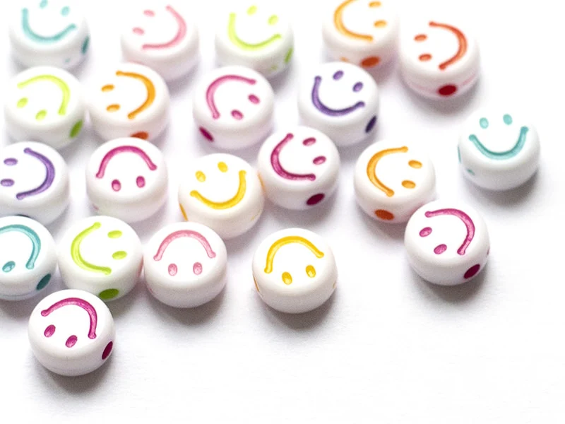 20 perles en plastique rondes symbole sourire - blanc et multicolore - 7 mm