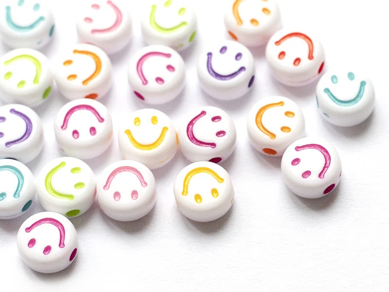 20 perles en plastique rondes symbole sourire - blanc et multicolore - 7 mm