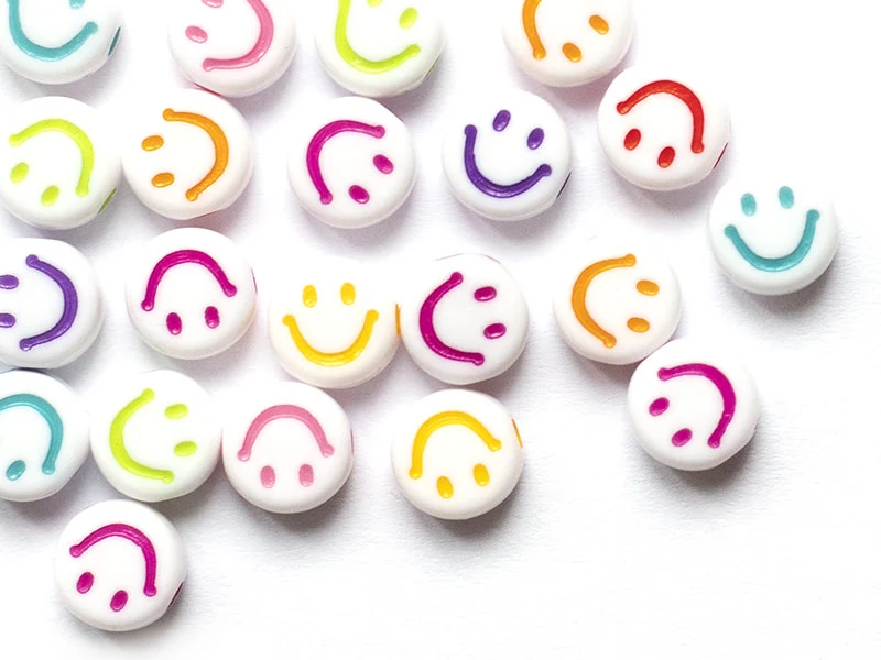20 perles en plastique rondes symbole sourire - blanc et multicolore - 7 mm