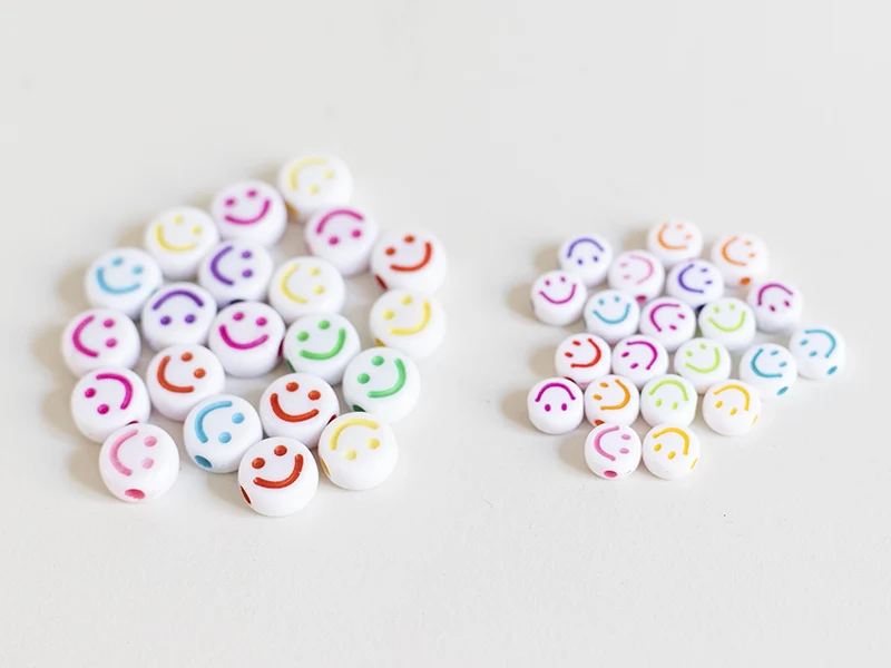20 perles en plastique rondes symbole sourire - blanc et multicolore - 7 mm