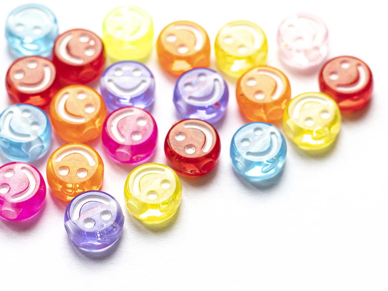 20 perles en plastique rondes symbole sourire -multicolore - 10 mm