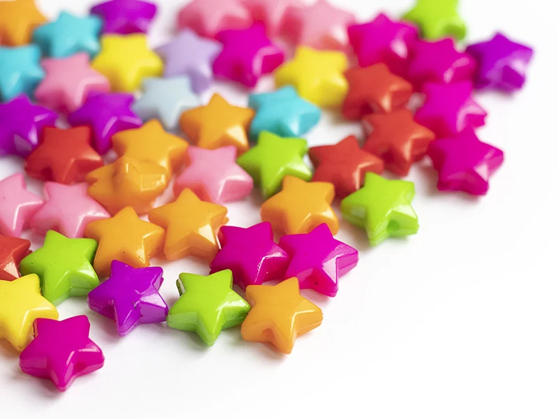 50 perles en plastique - étoiles couleur vive - 12 mm