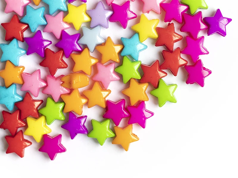 50 perles en plastique - étoiles couleur vive - 12 mm