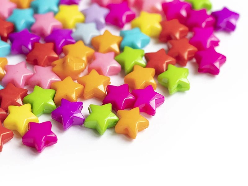 50 perles en plastique - étoiles couleur vive - 12 mm