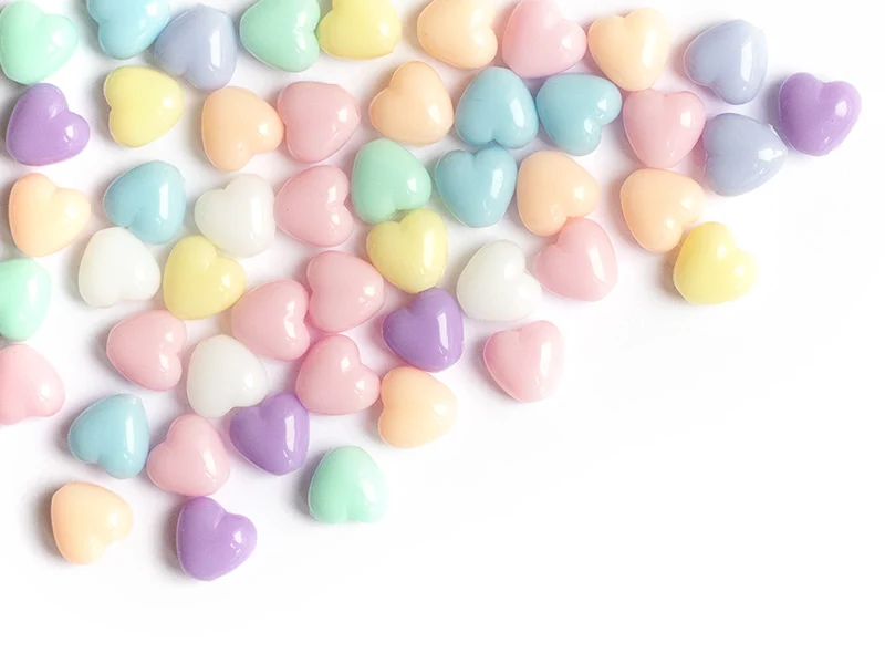 50 mini perles cœur en plastique - pastel - 7 mm