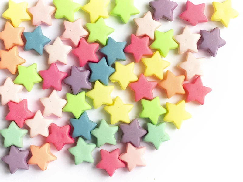 50 perles en plastique - étoiles - multicolore fluorescent - 11 mm