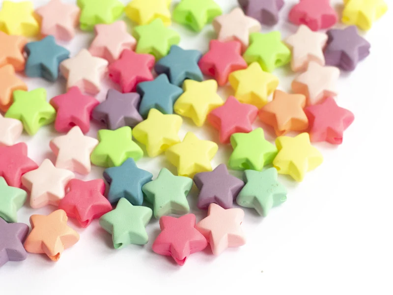 50 perles en plastique - étoiles - multicolore fluorescent - 11 mm