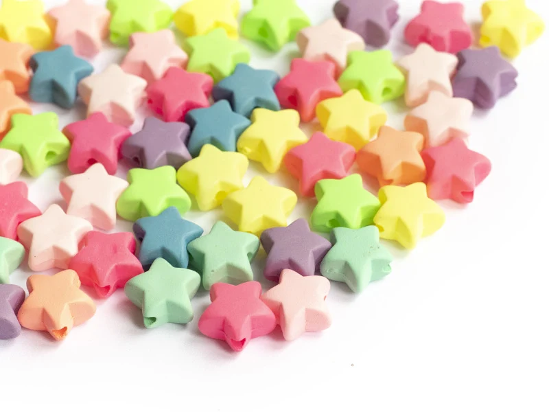 50 perles en plastique - étoiles - multicolore fluorescent - 11 mm