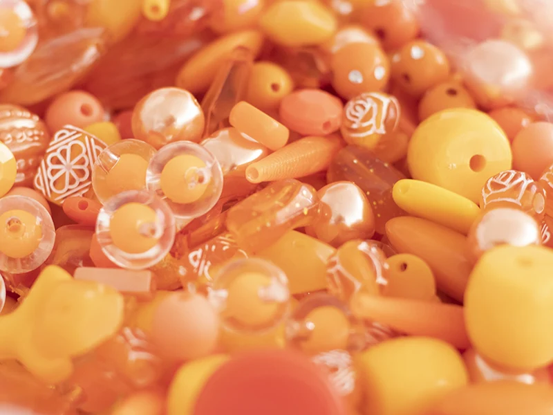 Pot de perles en plastique - nuances d'orange