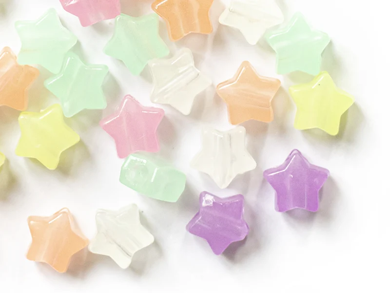 50 perles en plastique - étoiles - phosphorescent / brille dans le noir