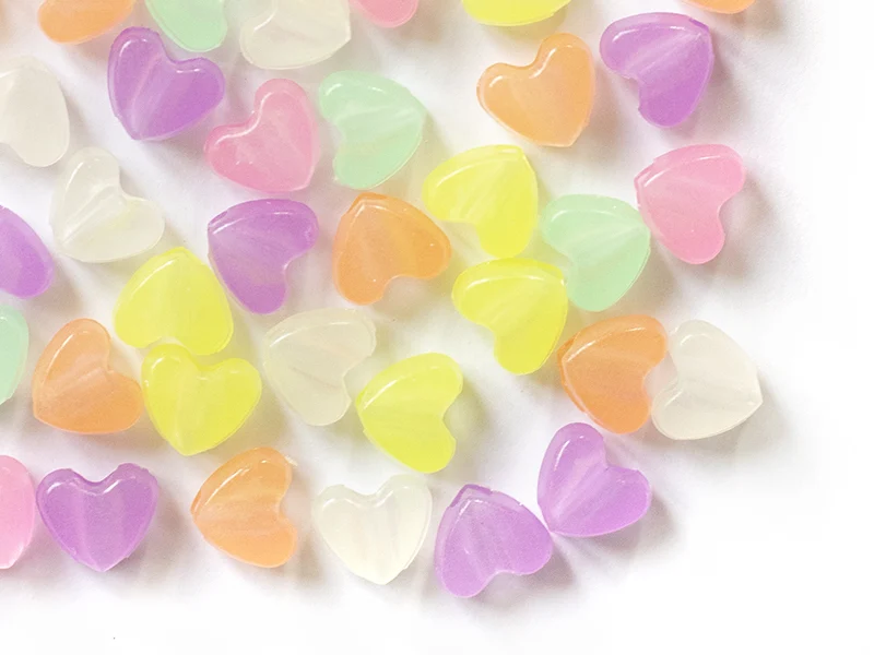 50 perles en plastique - cœurs - phosphorescent / brille dans le noir