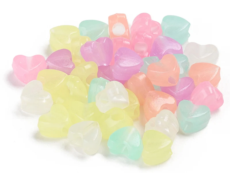 50 perles en plastique - cœurs - phosphorescent / brille dans le noir
