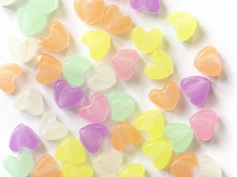 50 perles en plastique - cœurs - phosphorescent / brille dans le noir