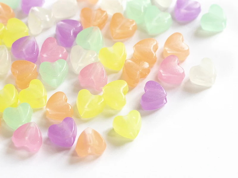 50 perles en plastique - cœurs - phosphorescent / brille dans le noir