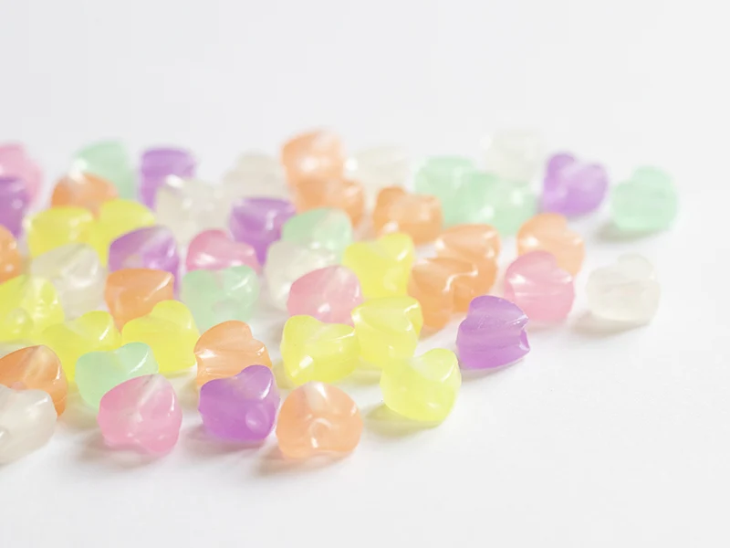 50 perles en plastique - cœurs - phosphorescent / brille dans le noir