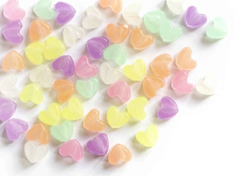50 perles en plastique - cœurs - phosphorescent / brille dans le noir
