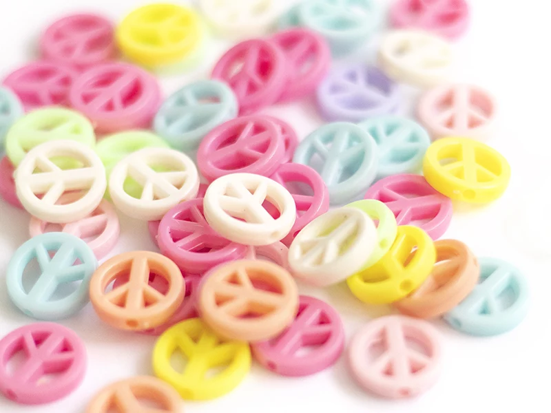 50 perles en plastique - peace and love - pastelles