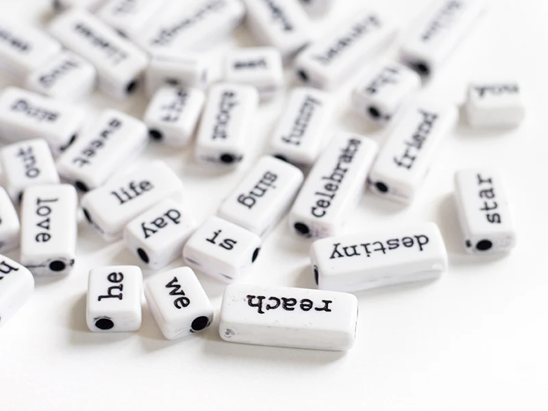 50 perles en plastique - mots - noir et blanc