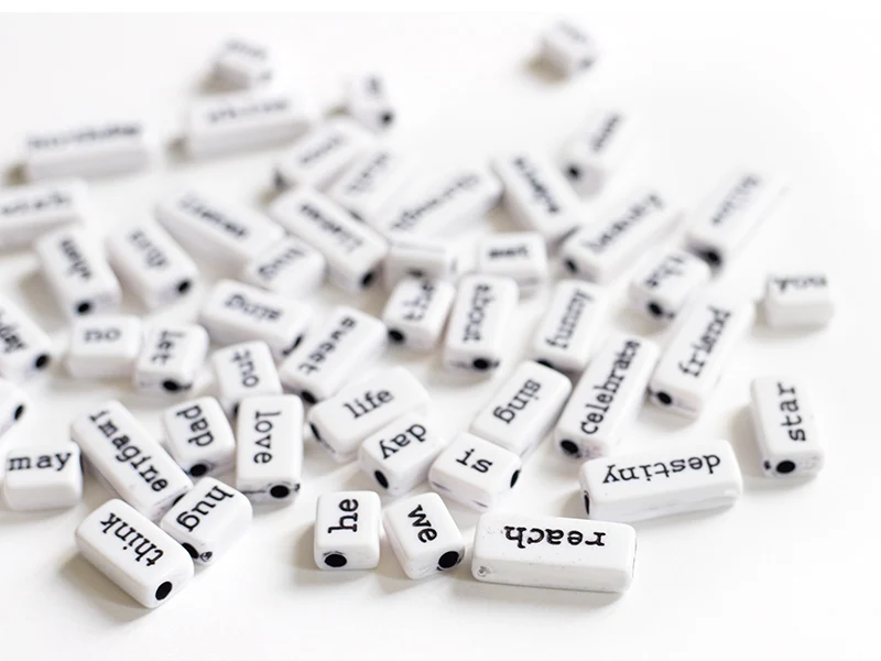 50 perles en plastique - mots - noir et blanc