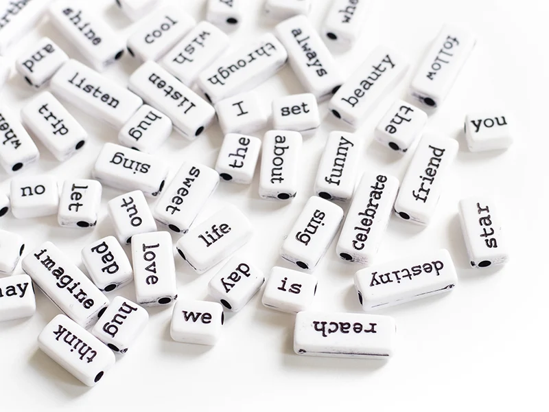 50 perles en plastique - mots - noir et blanc