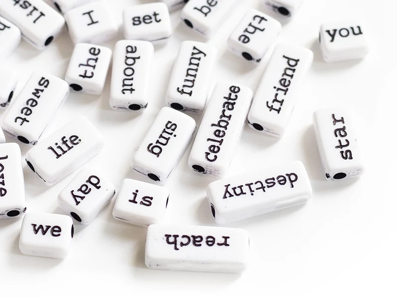 50 perles en plastique - mots - noir et blanc