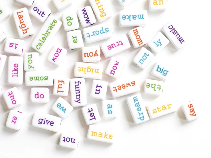 50 perles en plastique - mots multicolore
