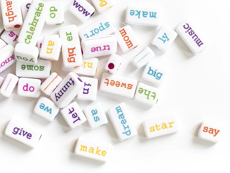 50 perles en plastique - mots multicolore