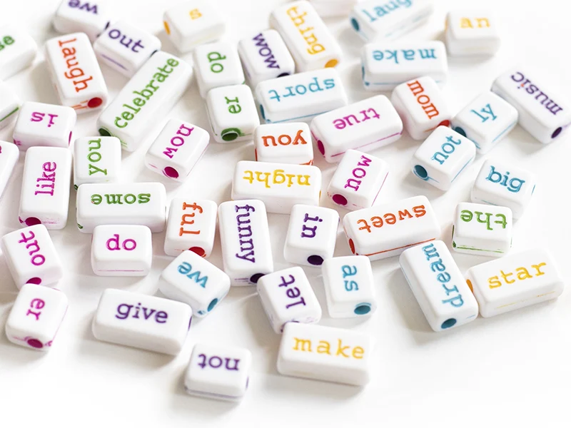 50 perles en plastique - mots multicolore