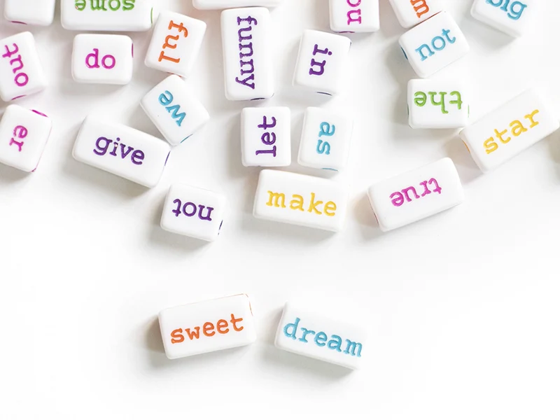 50 perles en plastique - mots multicolore