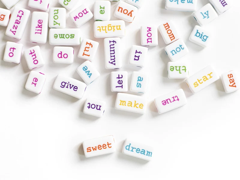 50 perles en plastique - mots multicolore