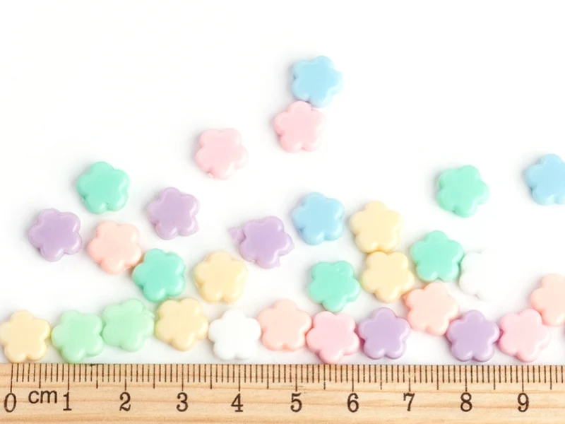 50 perles en plastique - fleurs simples pastelles - 9 mm