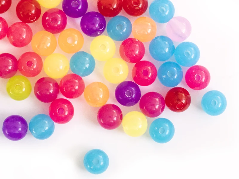 100 perles en plastiques rondes - transclucides multicolores - 8 mm