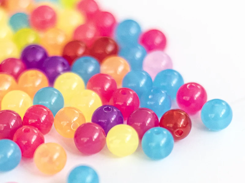 100 perles en plastiques rondes - transclucides multicolores - 8 mm