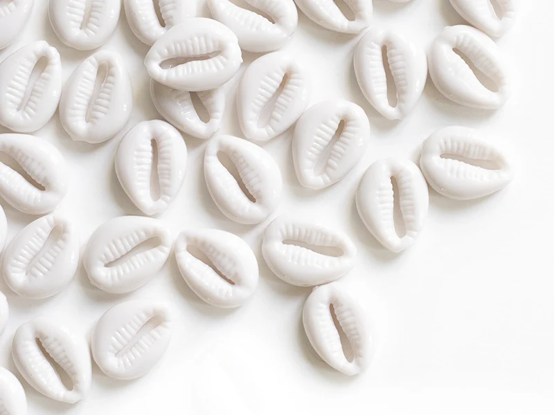 50 perles coquillages cauri en plastique - blanc