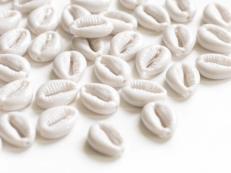 50 perles coquillages cauri en plastique - blanc