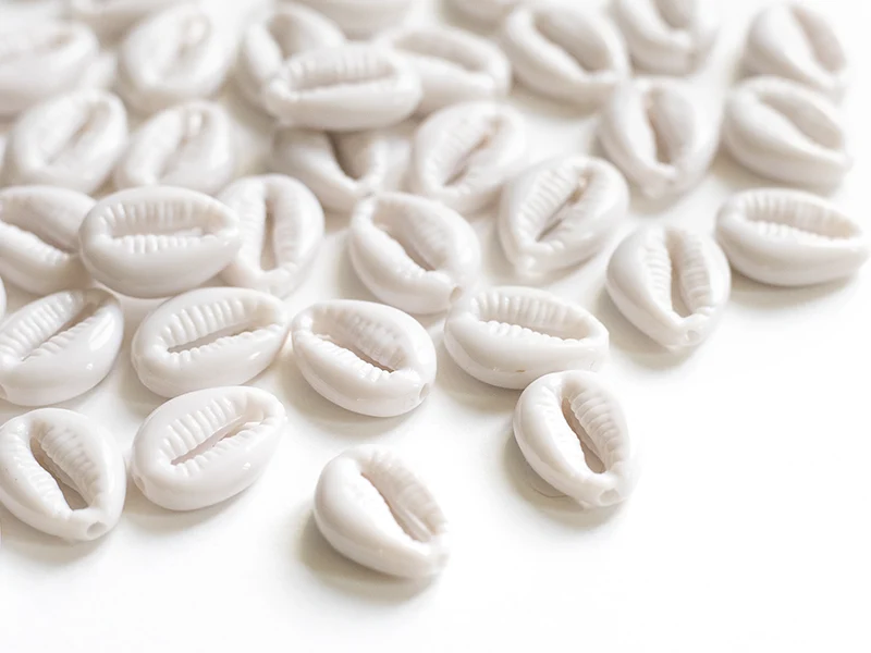 50 perles coquillages cauri en plastique - blanc