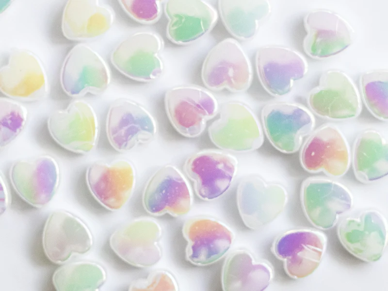 50 perles en plastique - cœurs nacrés - 8 mm