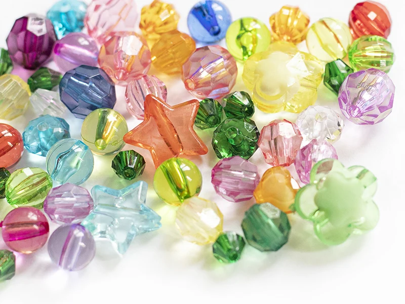 Mix de 50 perles en plastiques transparentes - formes et couleurs variées