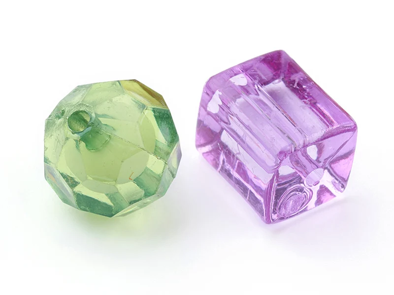 Mix de 50 perles en plastiques transparentes - formes et couleurs variées