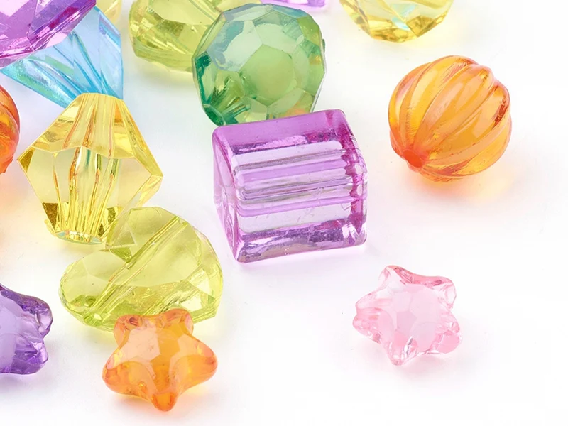 Mix de 50 perles en plastiques transparentes - formes et couleurs variées