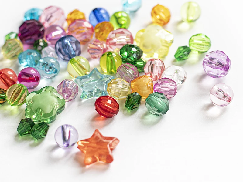 Mix de 50 perles en plastiques transparentes - formes et couleurs variées