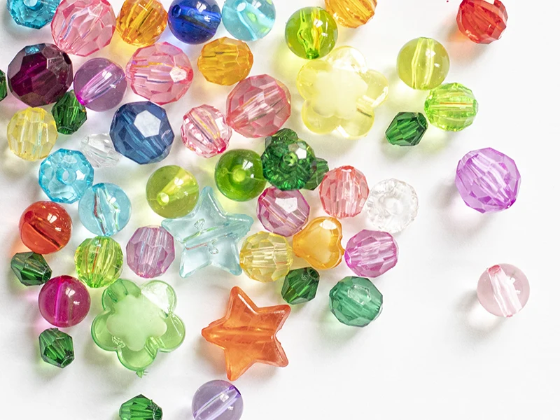 Mix de 50 perles en plastiques transparentes - formes et couleurs variées