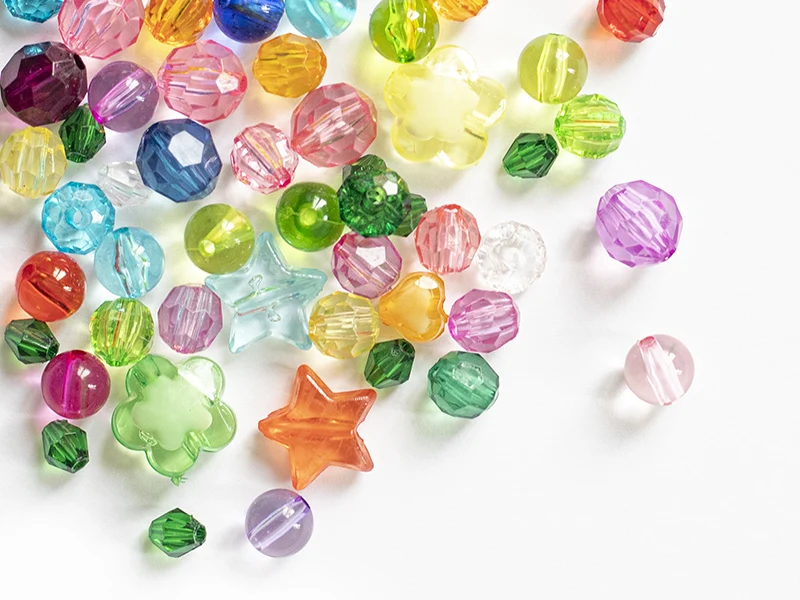 Mix de 50 perles en plastiques transparentes - formes et couleurs variées