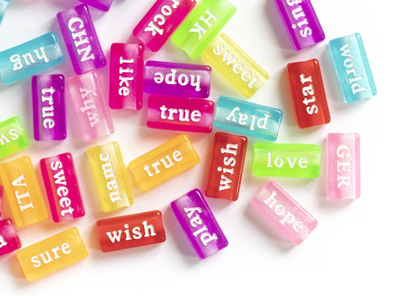 50 perles en plastique - mots flashy multicolore